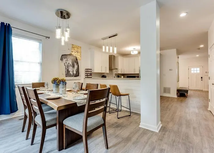 Luxury Atlanta Home - Self Check-In Pet Friendly Free Parking